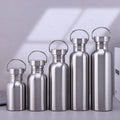 Five stainless steel water bottles in increasing sizes, 500-1000ml, with metal handles and caps, displayed in a row on a whit