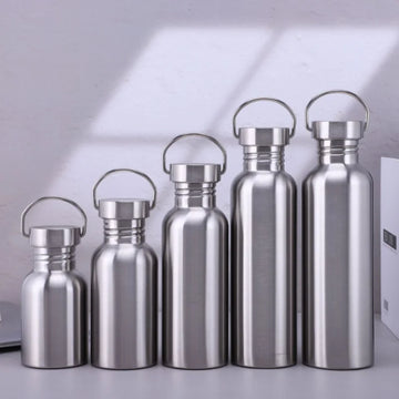Five stainless steel water bottles in increasing sizes, 500-1000ml, with metal handles and caps, displayed in a row on a whit
